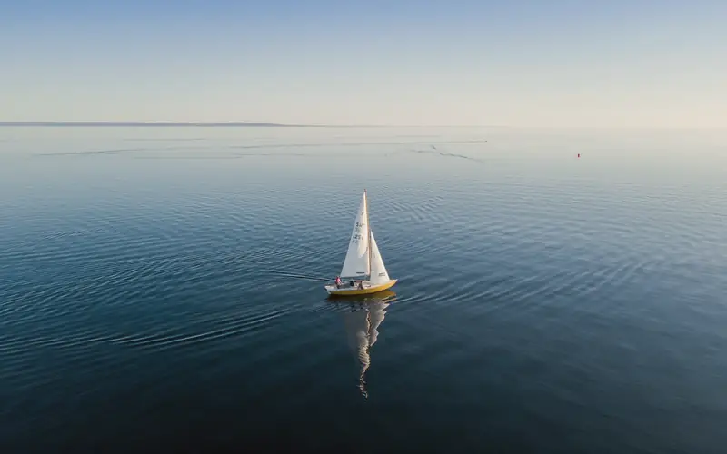 Zeilboot op een kalme zee