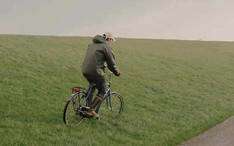 Fietser op een groene dijk