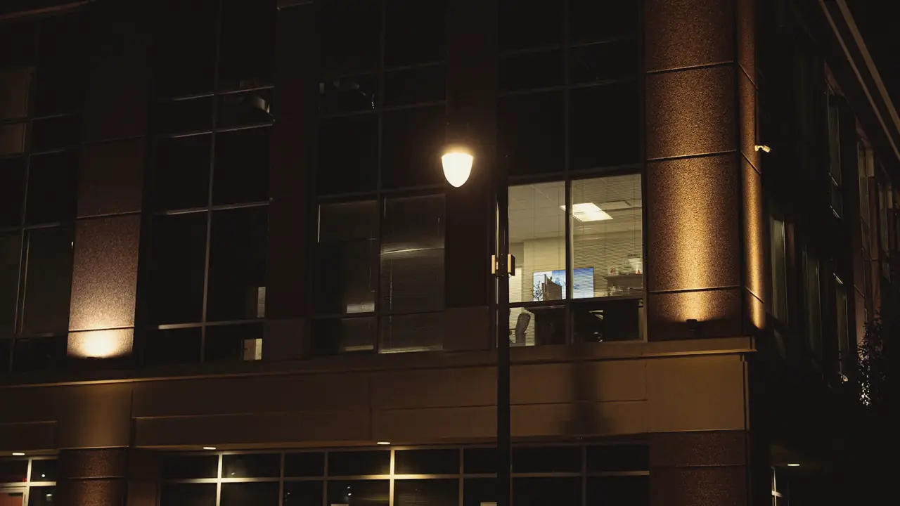 Kantoorgebouw met verlichte ramen in de avond
