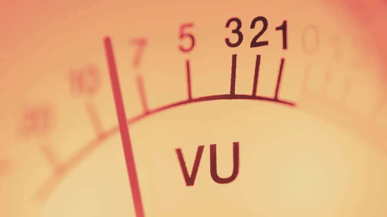 Volumemeter die in het rood uitslaat