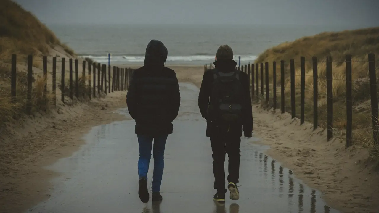 Stel dat samen over een duinpad loopt