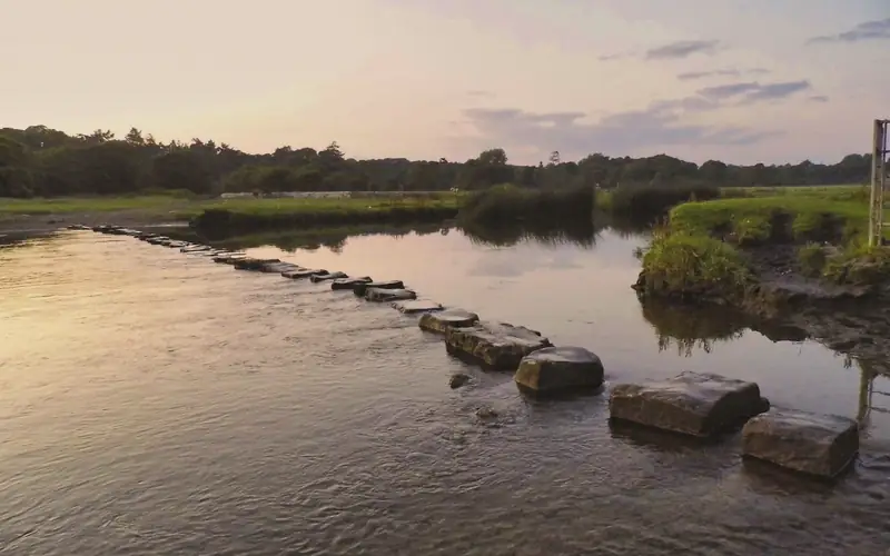 Stapstenen in het water