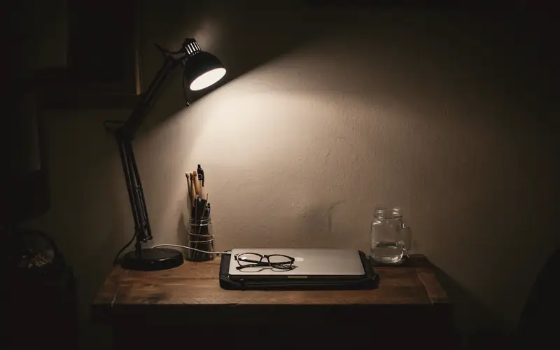 Bureaulamp die 's avonds laat nog brandt