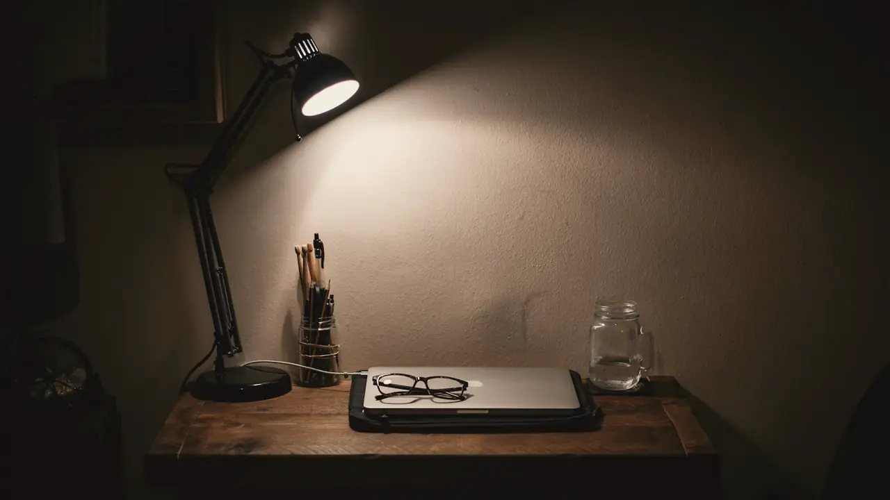 Bureaulamp die 's avonds laat nog brandt