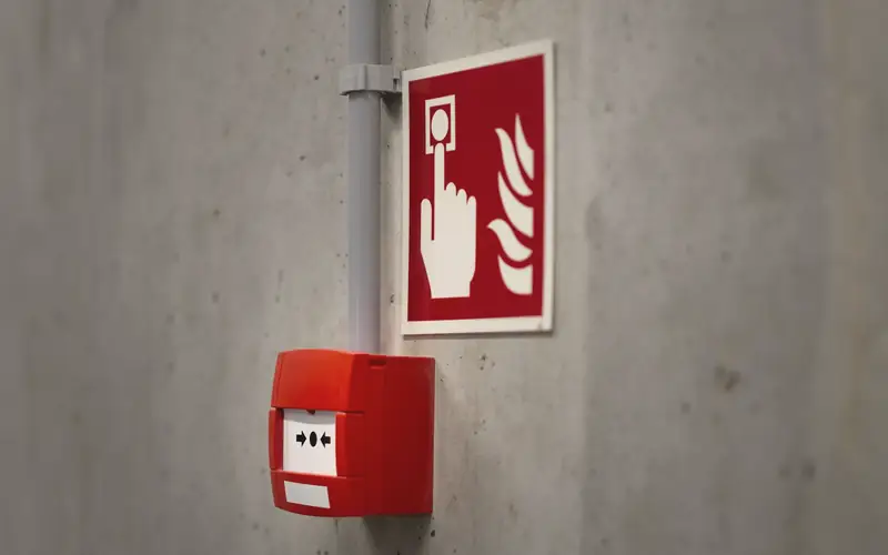 Brandalarm aan de muur in een gang
