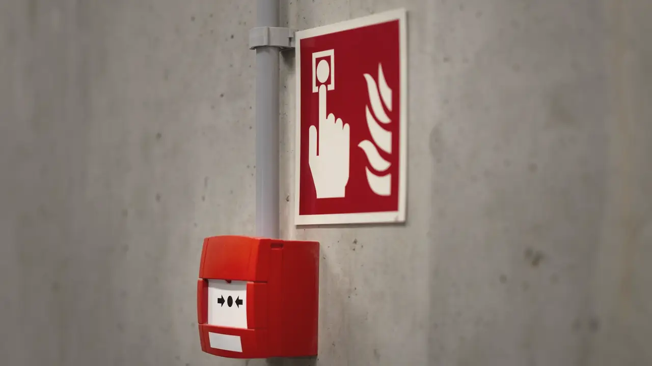 Brandalarm aan de muur in een gang