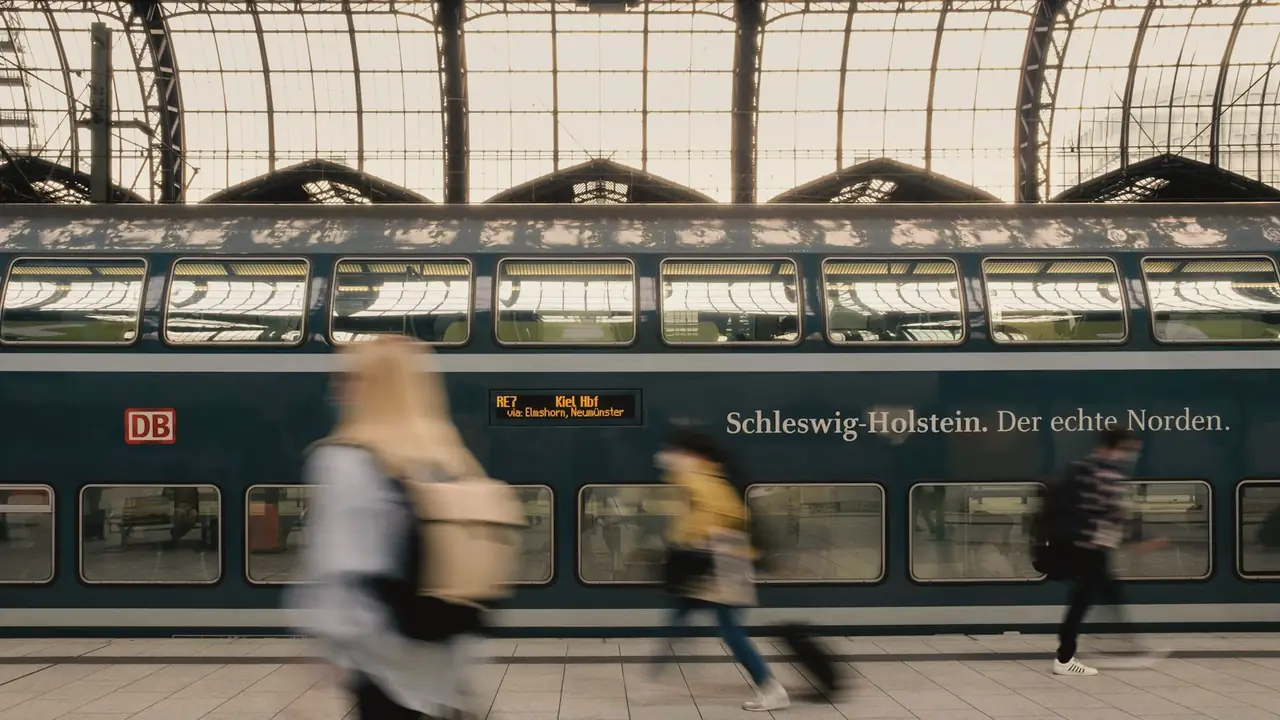 Drukte van forensen op een treinstation