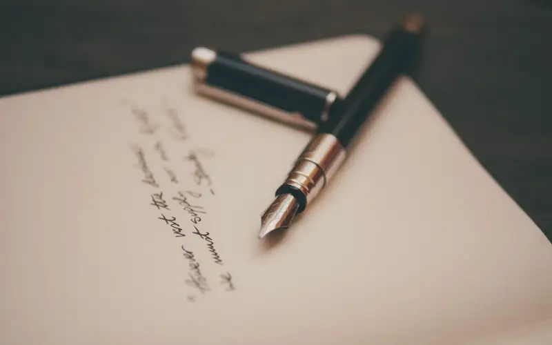 Vulpen op een handgeschreven brief