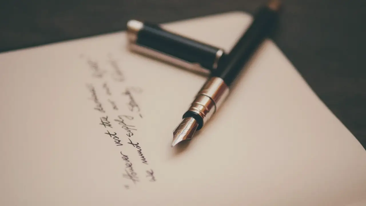 Vulpen op een handgeschreven brief