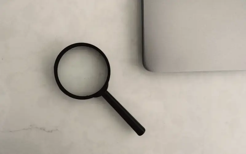 Vergrootglas op een tafel