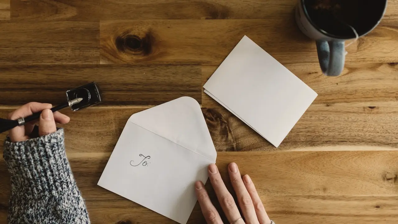 Handen die een envelop openen