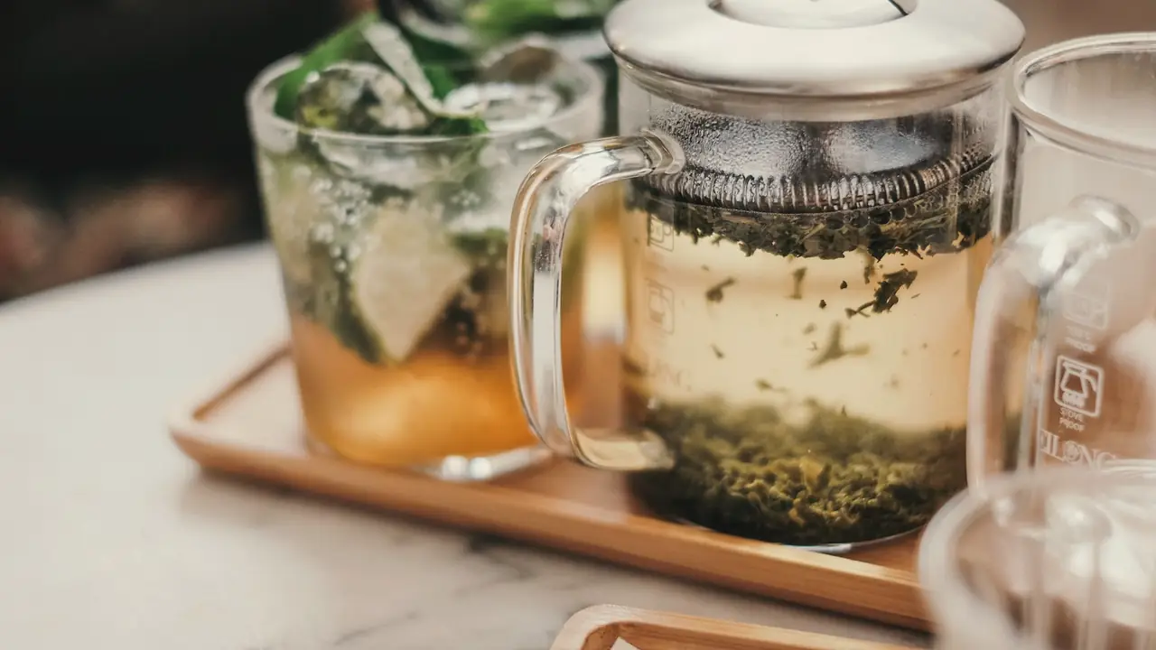 Theepot met kruidenthee