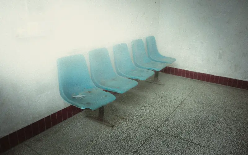 Stoelen in een wachtruimte