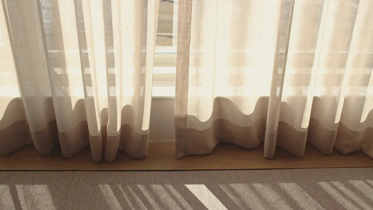Zonlicht achter gesloten gordijnen