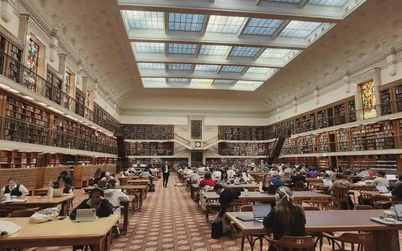 Grote leeszaal van een bibliotheek