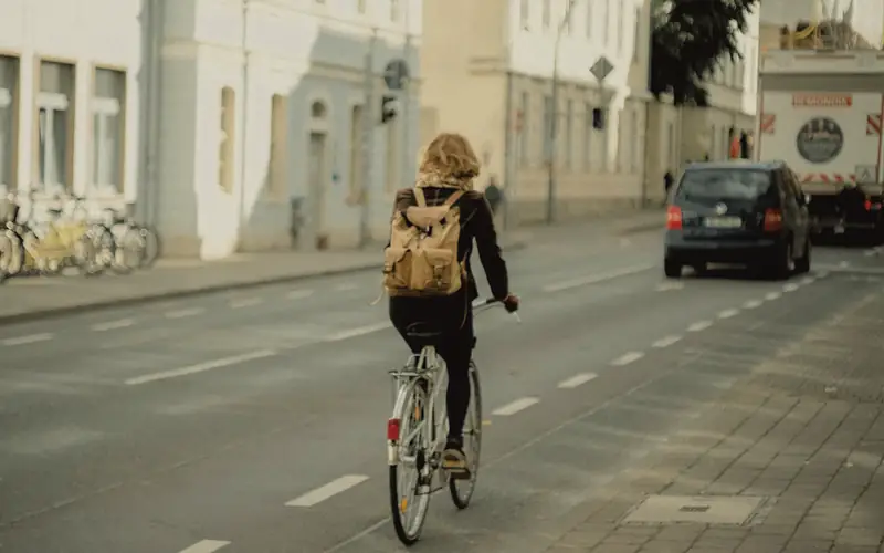 Fietser op weg door de stad