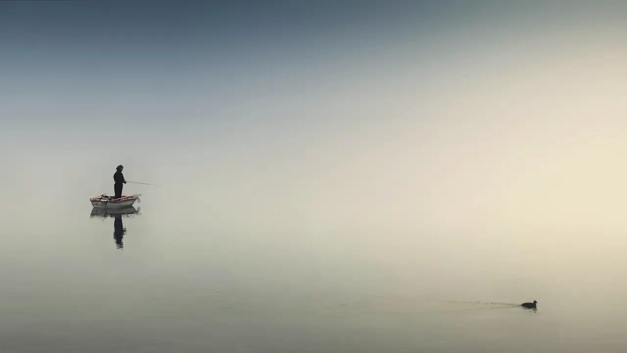 Bootje op een stil, mistig meer