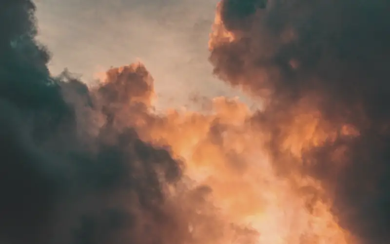 Dreigende wolkenlucht met doorbrekend licht