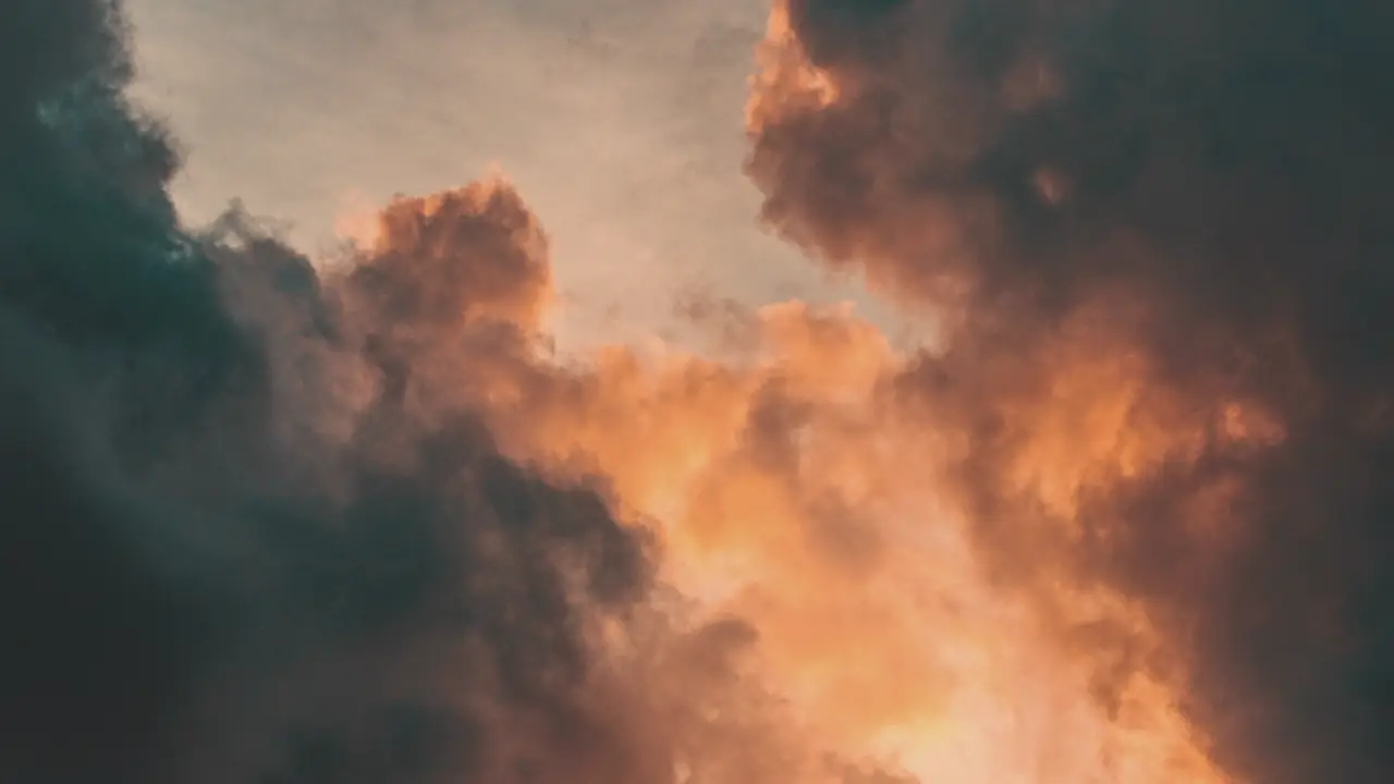 Dreigende wolkenlucht met doorbrekend licht