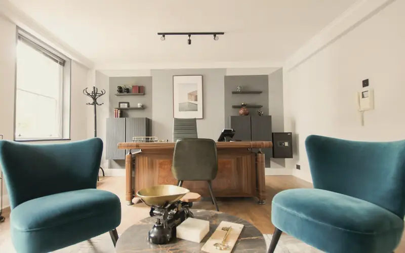 Rustige spreekkamer met twee stoelen