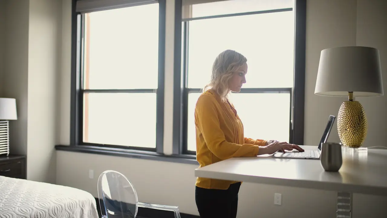 Vrouw aan een bureau bij het raam