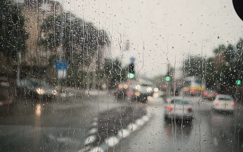 Regen op de voorruit van een auto